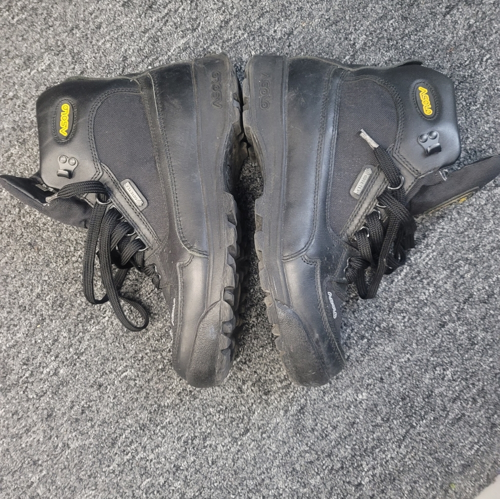 A solo boot used size 10.5